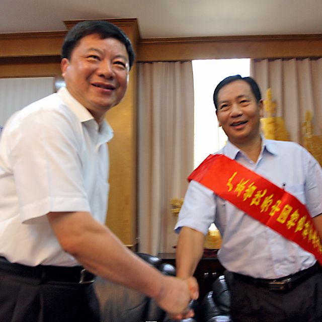 2008年8月20日  广东省委常委,佛山市委书记林元和会见吕董事长等企业